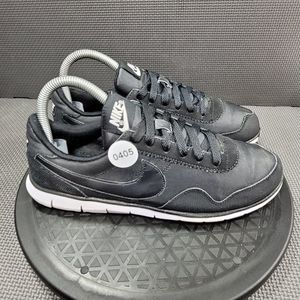 Womens Size 7.5 All Black NIKE Athletic Shoes. Perfect condition, like new.